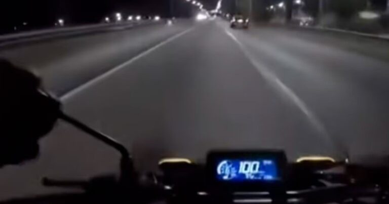 Roban moto a 100 km/h en autopista: el video del asalto