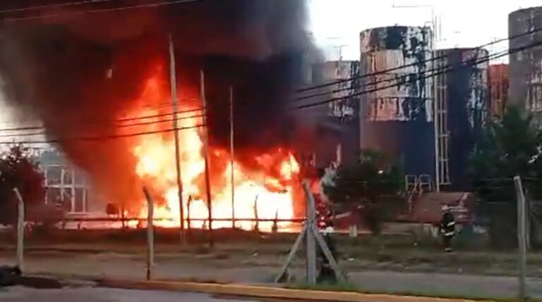 Incendio en refinería de Pilar: un muerto y un herido