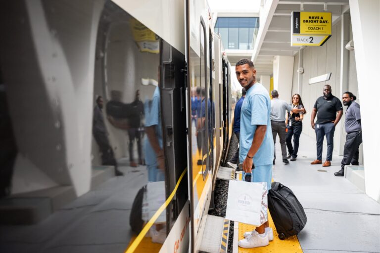 Tren rápido Miami-Orlando 2026: precios y cómo llegar a parques