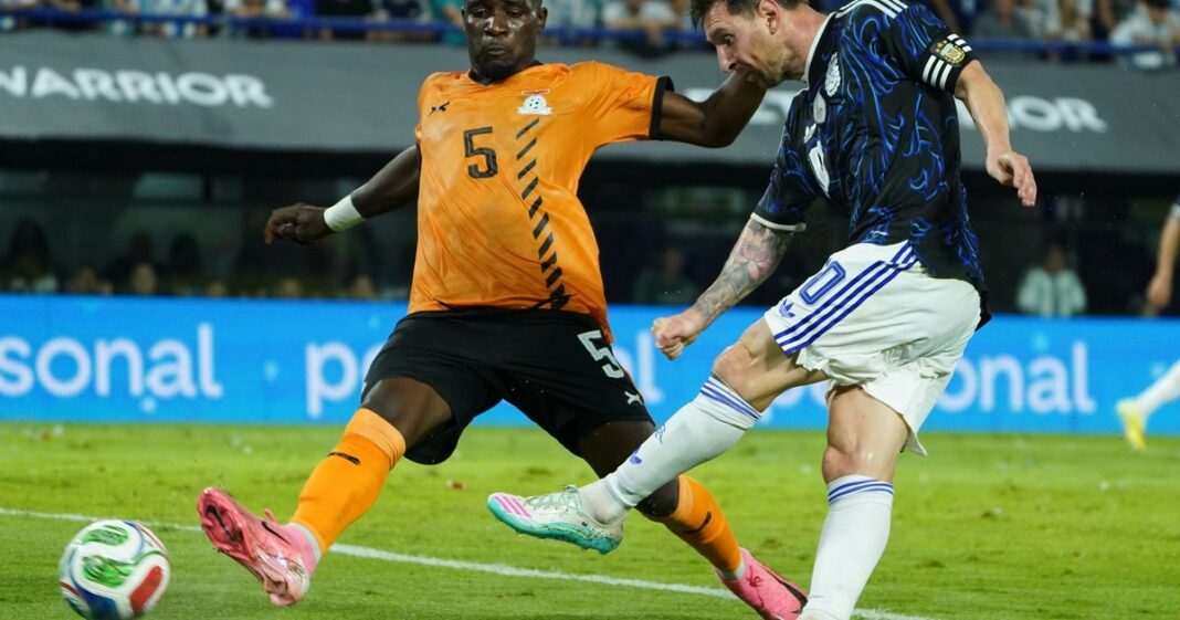 Lionel Messi celebra un gol con la camiseta de la selección argentina en La Bombonera.