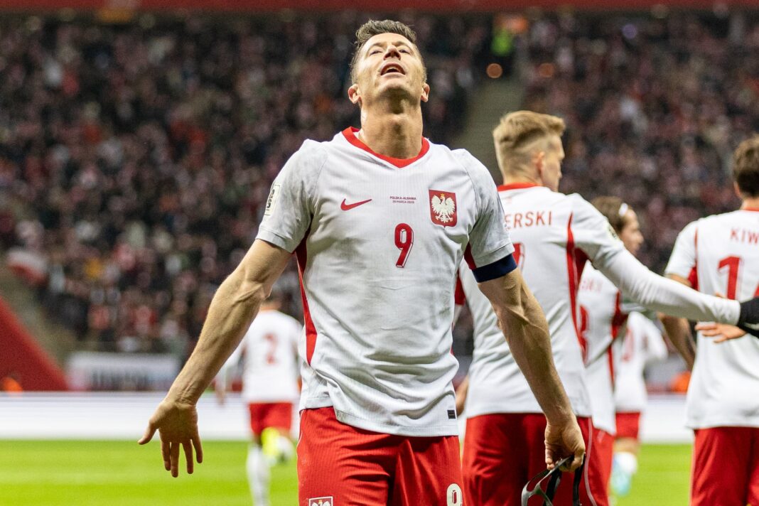 Robert Lewandowski celebrando un gol con la camiseta de la selección de Polonia.