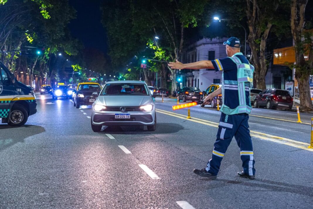 Señal de tránsito y un volante, representando las multas de tránsito en la Ciudad de Buenos Aires.