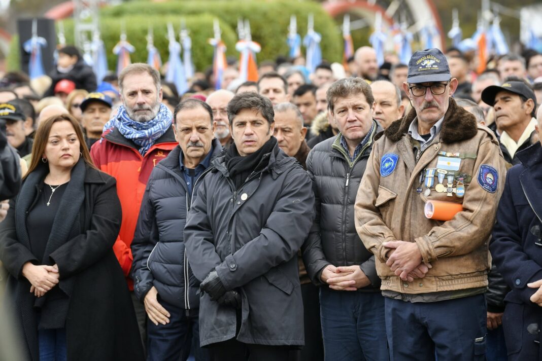 Gobernadores y veteranos en el acto conmemorativo por Malvinas en la Plaza Malvinas de Ushuaia.