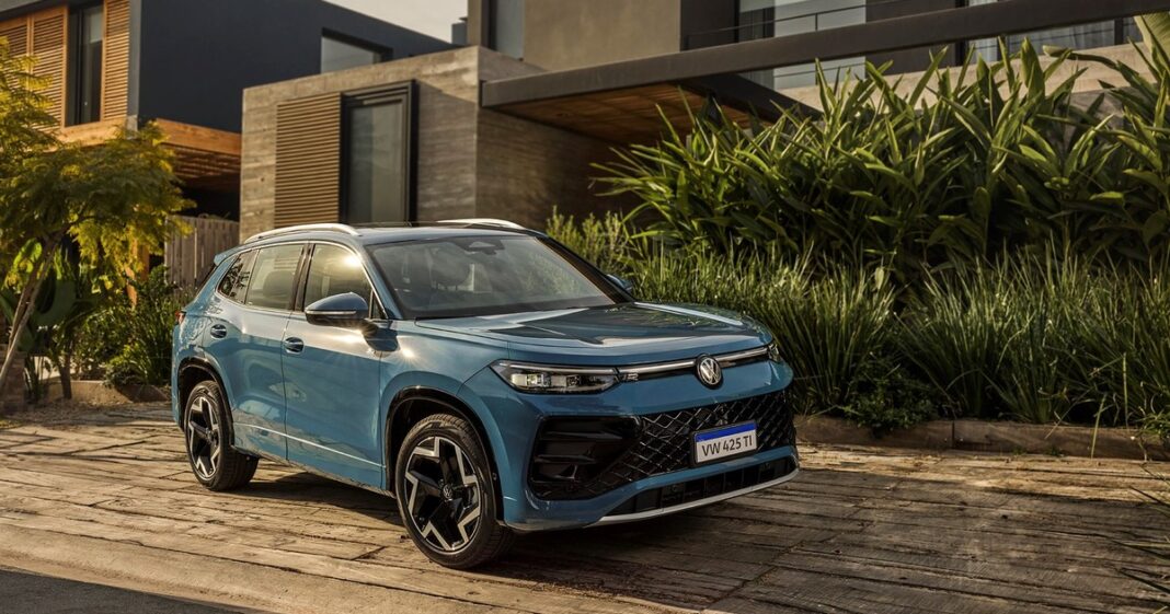 Mapa ilustrativo de Argentina y México con símbolos de automóviles entre ambos países.