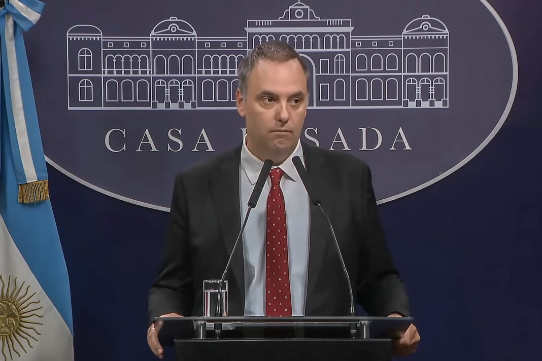 Ilustración de un documento de propiedad y una firma notarial.