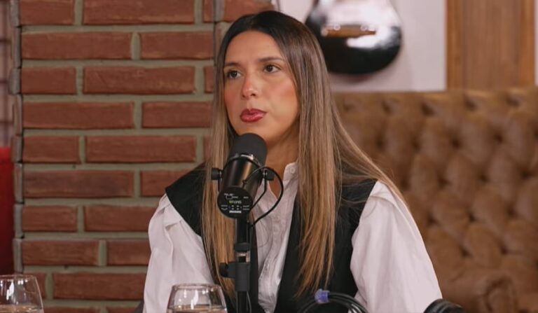 Agostina Páez durante su entrevista sobre el caso en Brasil