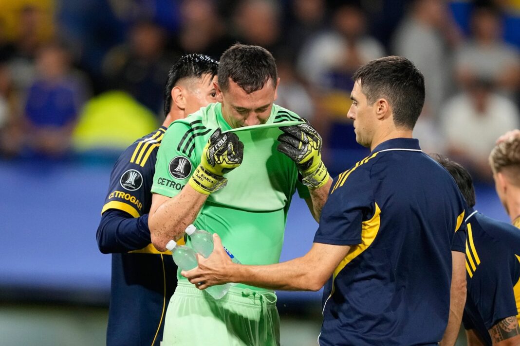 Agustín Marchesin, arquero de Boca Juniors, recibe asistencia médica en el césped de La Bombonera.