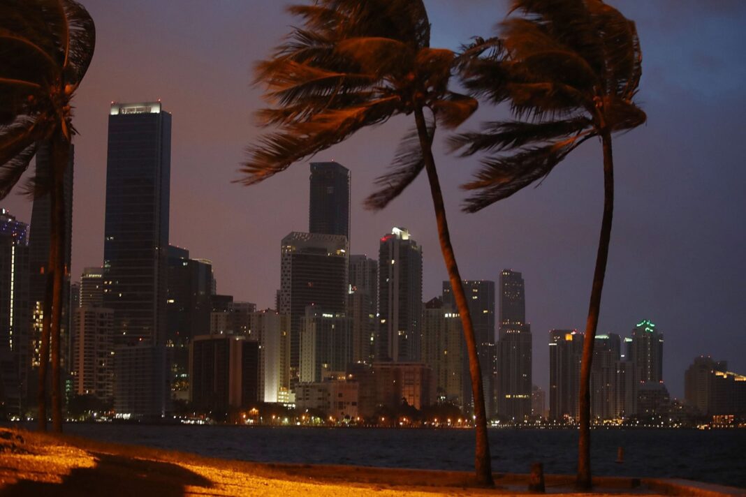 Mapa o fotografía ilustrativa de la costa de Florida con banderas de advertencia por corrientes peligrosas.