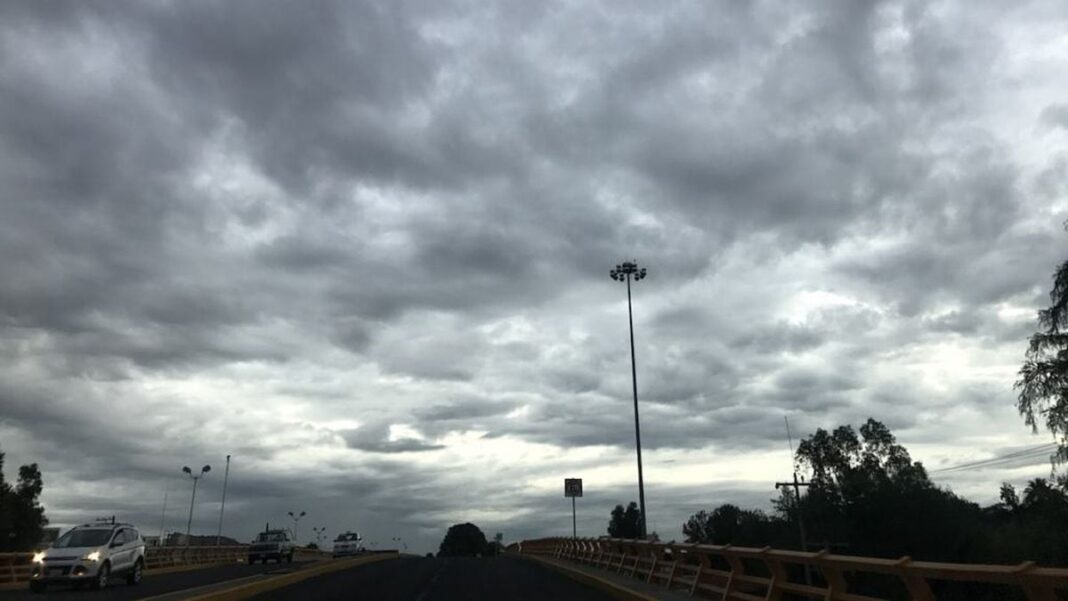 Mapa del pronóstico del tiempo en Argentina mostrando zonas con alerta naranja y amarilla por tormentas.