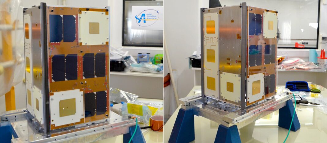 Ilustración del microsatélite Atenea de la UBA desplegado en el espacio, con la Tierra de fondo.