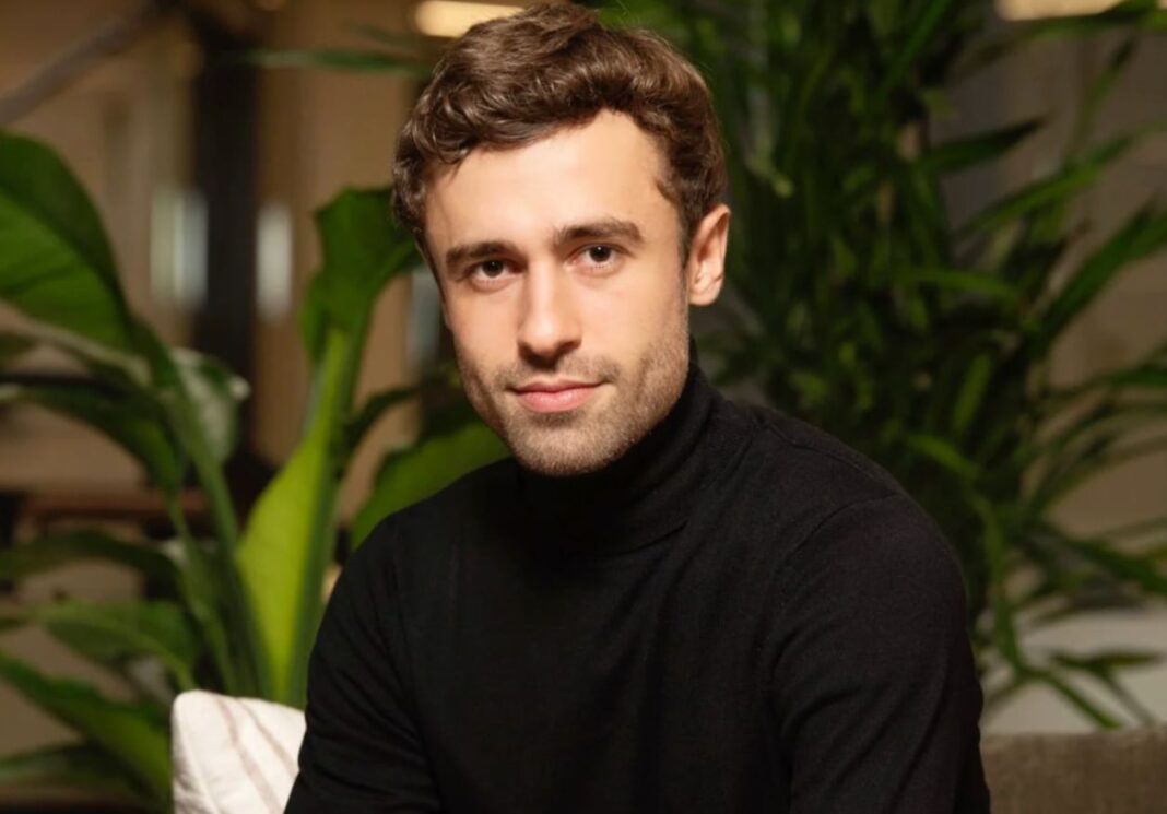 Nicolás Barbarosch junto a muestra de biofertilizante producido por Caligenia