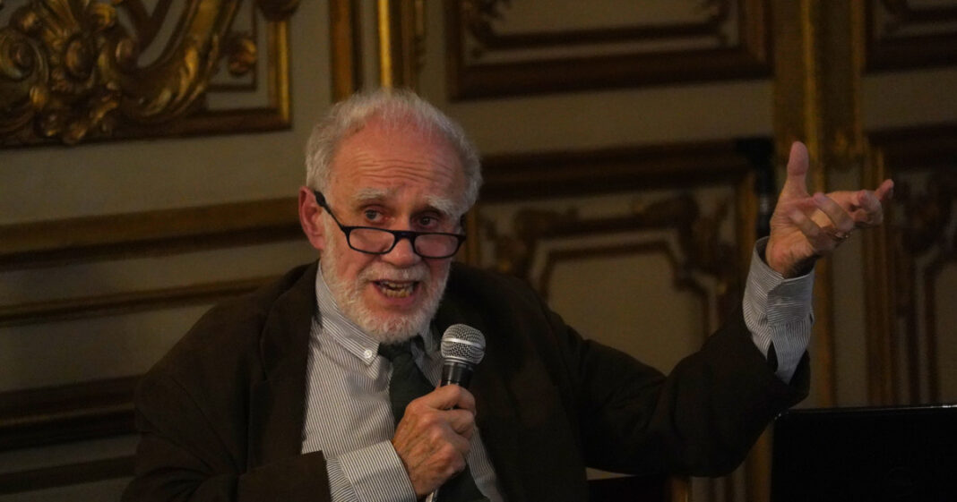 Detalle de un mosaico o fresco histórico que muestre símbolos animales como el pez o el cordero, relacionados con el arte sacro.