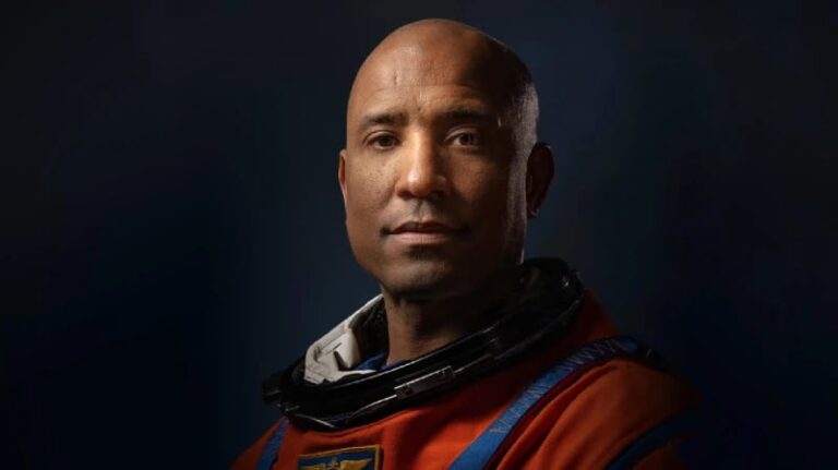 Astronauta Victor Glover, piloto de la misión Artemis II, durante una conferencia de prensa.