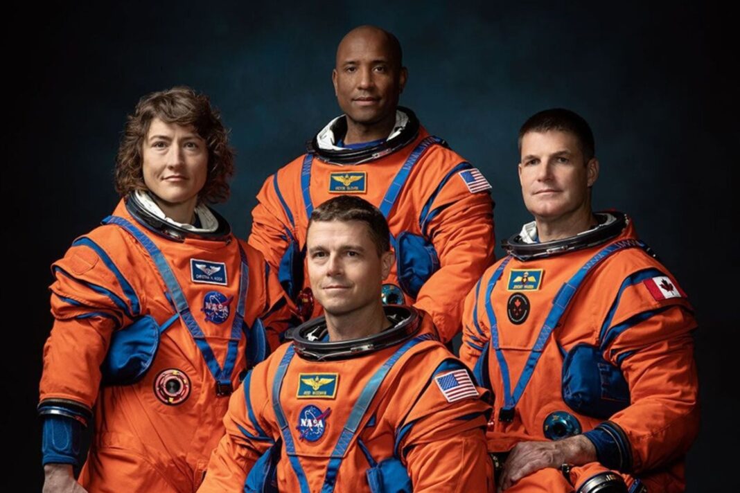 Ilustración de la nave Orión de la misión Artemis II en órbita lunar