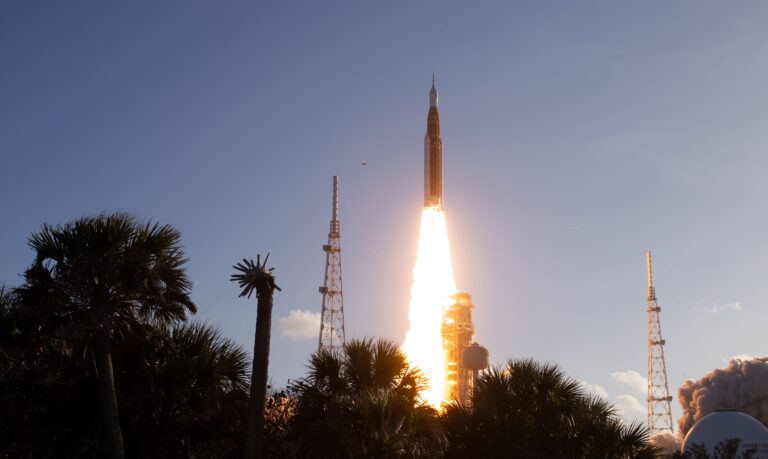 Etapa central del cohete SLS de la NASA durante su traslado para la misión Artemis III