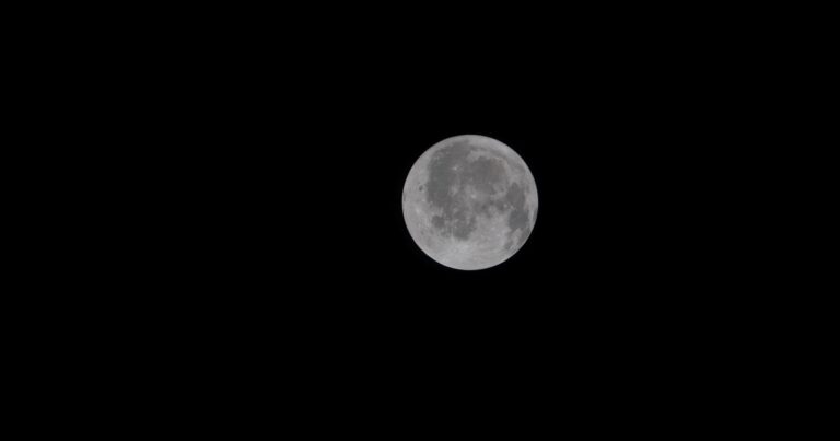 Imagen de la Luna distante con la Cuenca Oriental visible, capturada por la tripulación de la misión Artemis II de la NASA.