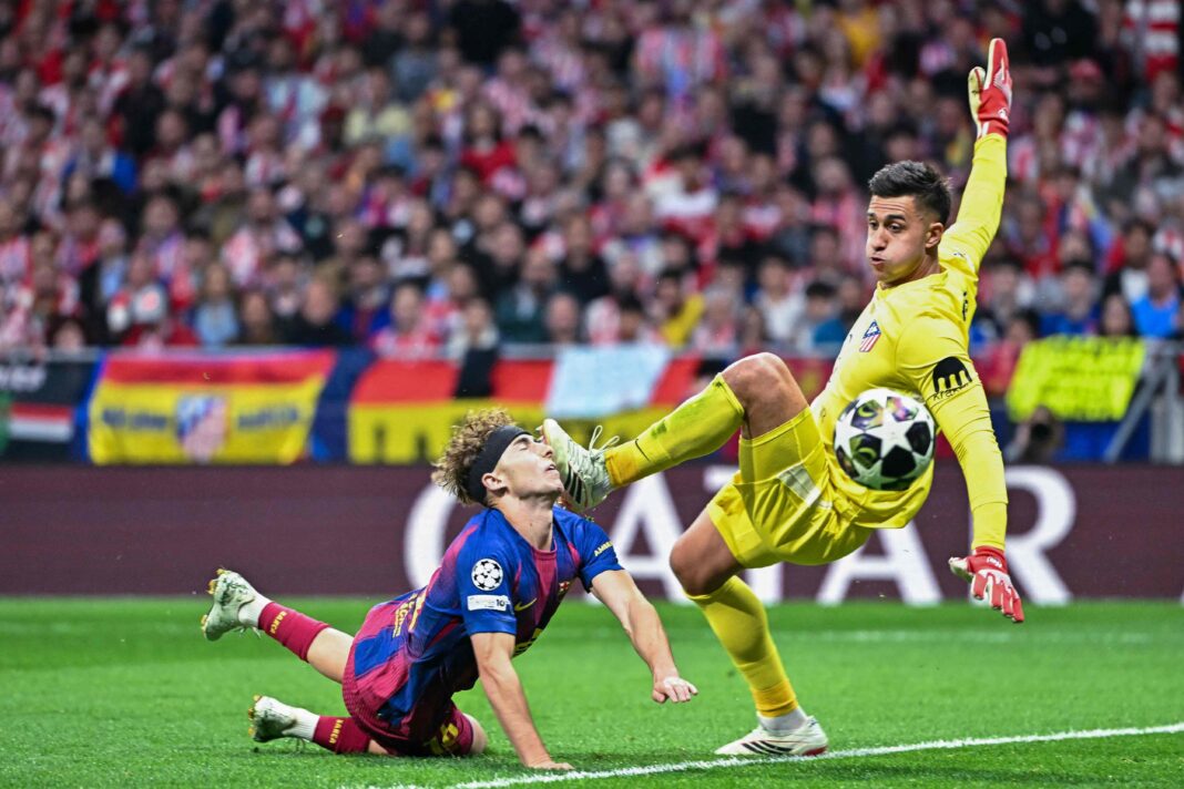 Jugadores del Atlético de Madrid y el Barcelona durante el partido de Champions League en el Metropolitano.