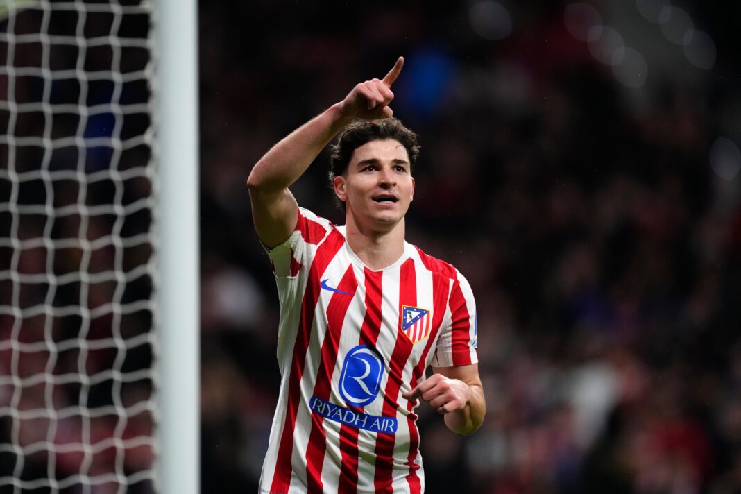 Escudos del Atlético de Madrid y el Barcelona enfrentados, con el logo de la Champions League de fondo.