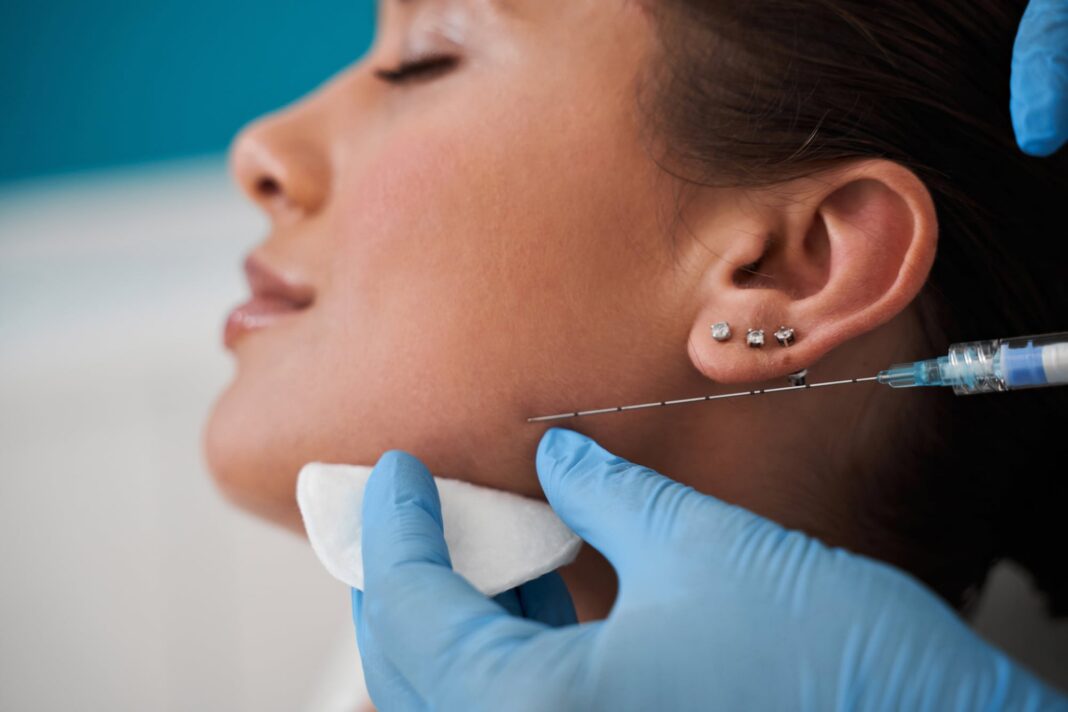 Joven recibiendo aplicación de bótox en consultorio dermatológico en Argentina.