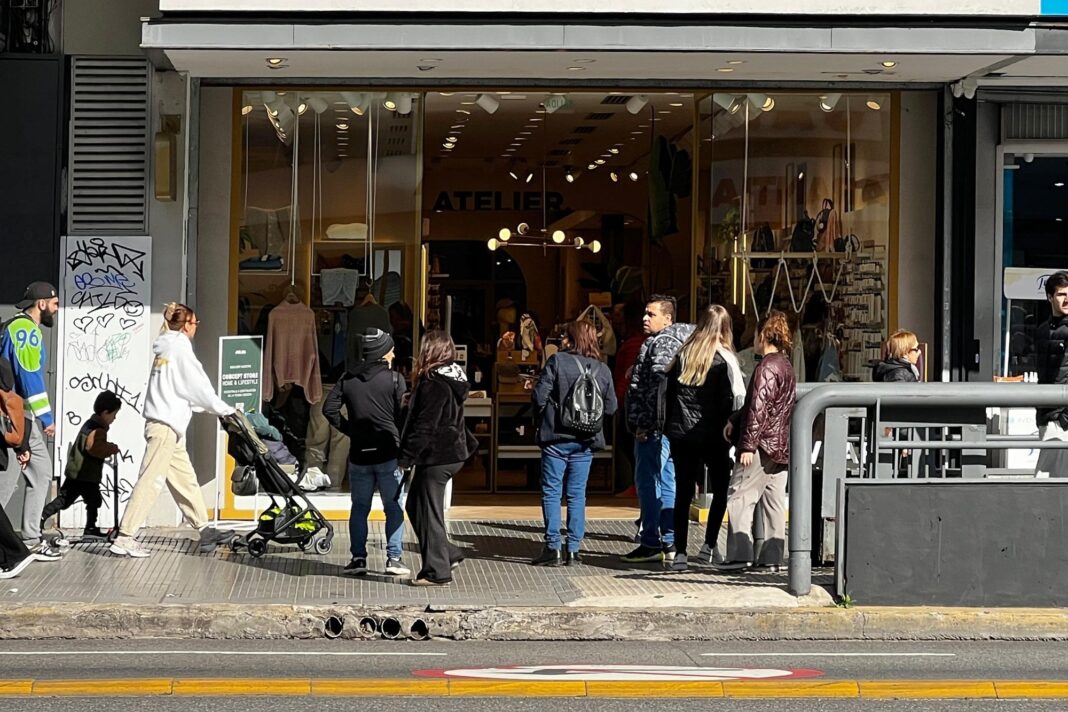 Avenida Cabildo en Belgrano, Buenos Aires, con algunos locales comerciales cerrados.
