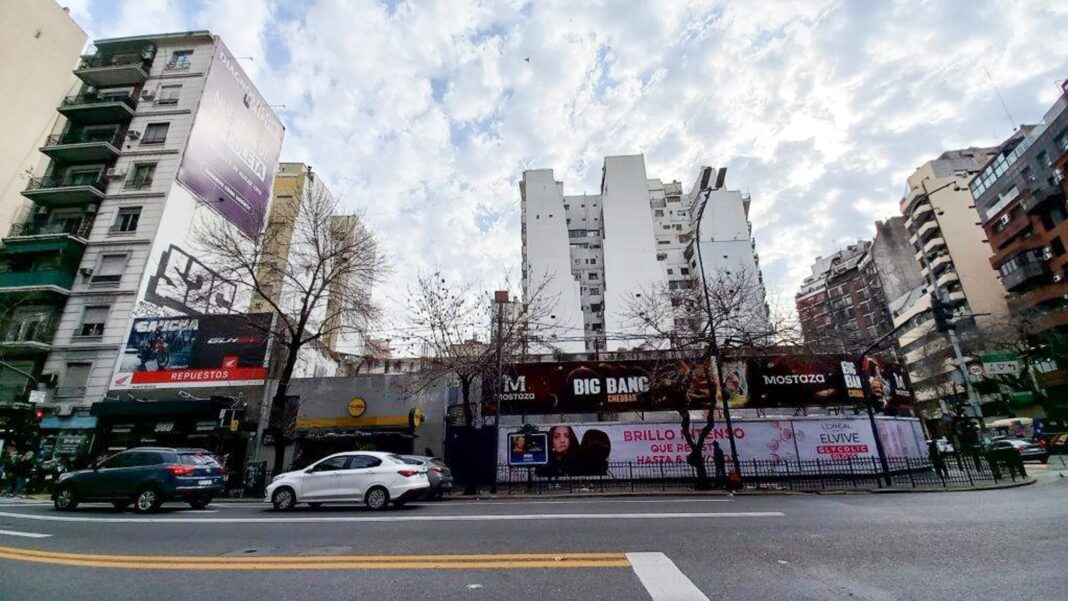 Ilustración de un edificio y plano urbano representando una subasta de inmuebles en Buenos Aires