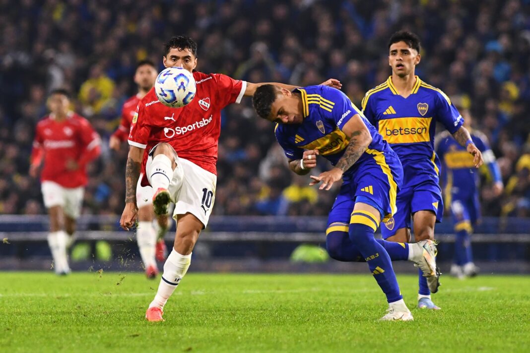 Jugadores de Boca Juniors e Independiente en un partido de fútbol en La Bombonera.
