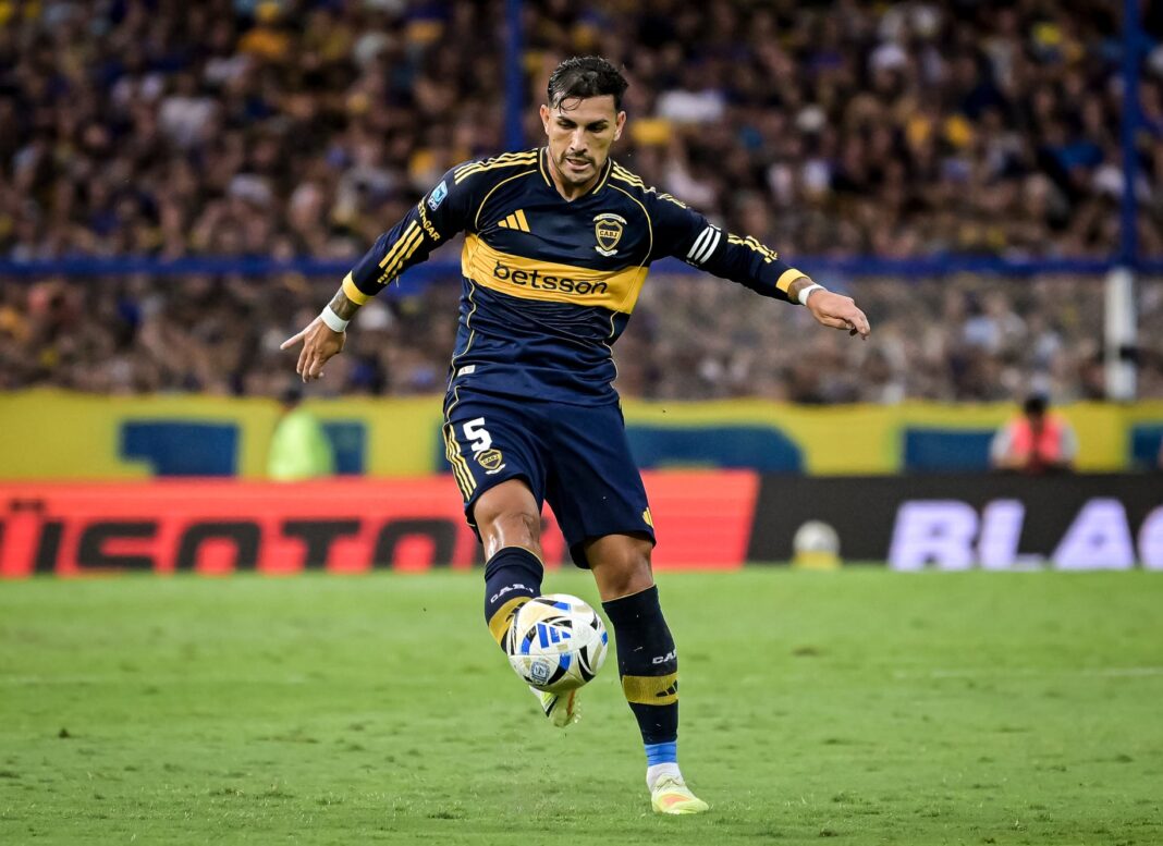 Escudos de Boca Juniors y Universidad Católica de Chile, símbolo del partido por la Copa Libertadores.