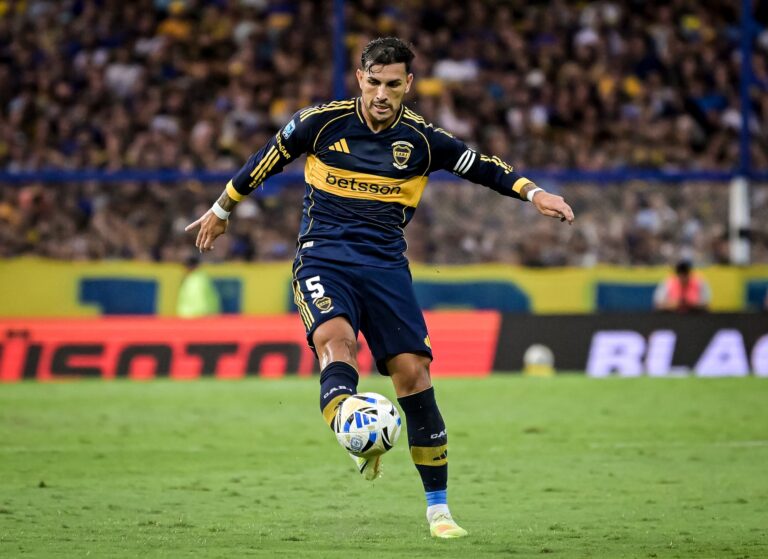 Escudos de Boca Juniors y Universidad Católica de Chile, símbolo del partido por la Copa Libertadores.
