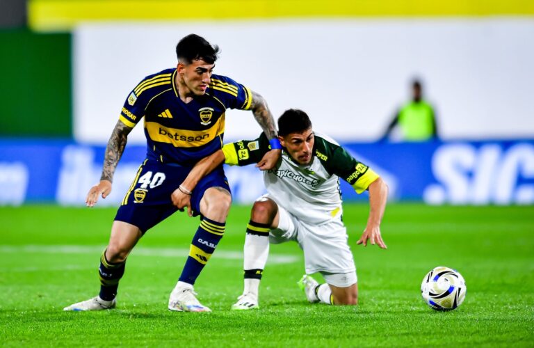 Estadio Norberto Tomaghello durante un partido de fútbol entre Defensa y Justicia y Boca