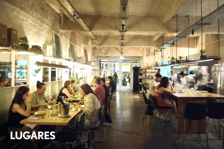 Interior moderno del restaurante Bochinche en Chacarita, mostrando su barra y ambiente descontracturado.