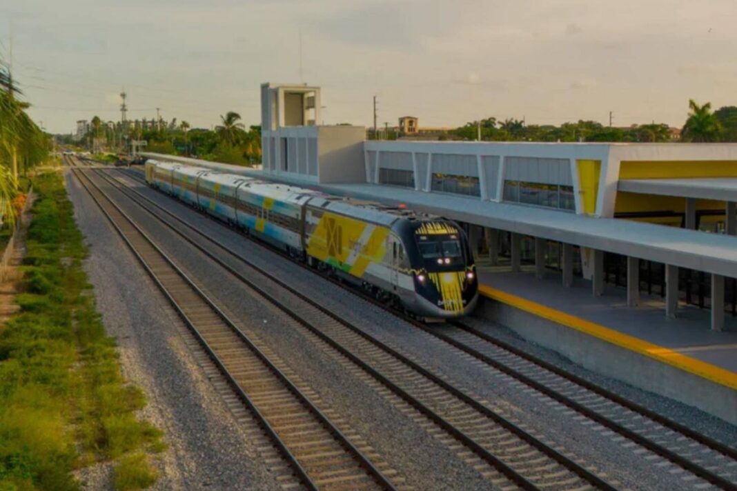 Tren de Brightline en la vía, representando el servicio entre Miami y Orlando