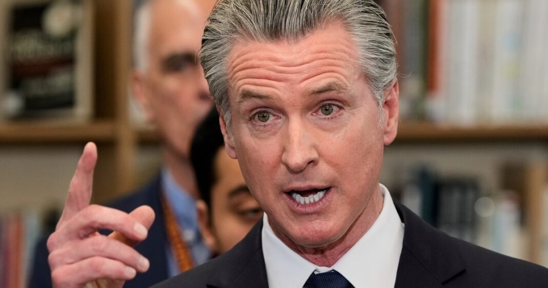 Gobernador Gavin Newsom firma orden ejecutiva sobre inteligencia artificial en California.
