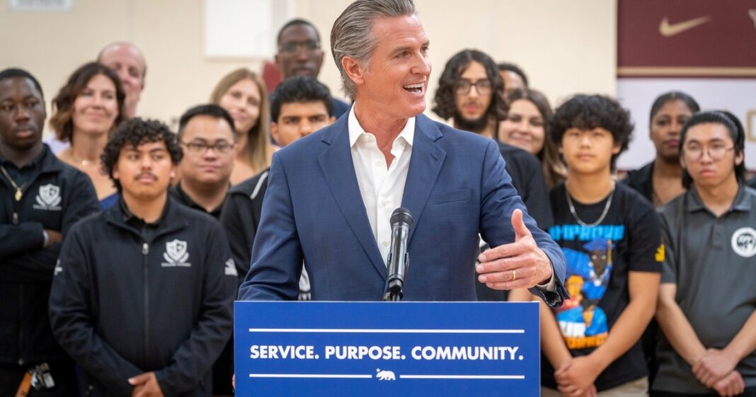 Gavin Newsom firmando la ley SB 251 en California