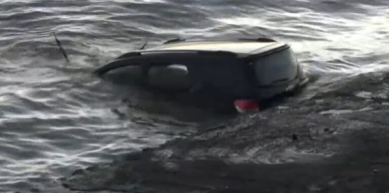 Operativo de rescate en Costanera Norte tras la caída de una camioneta al Río de la Plata.