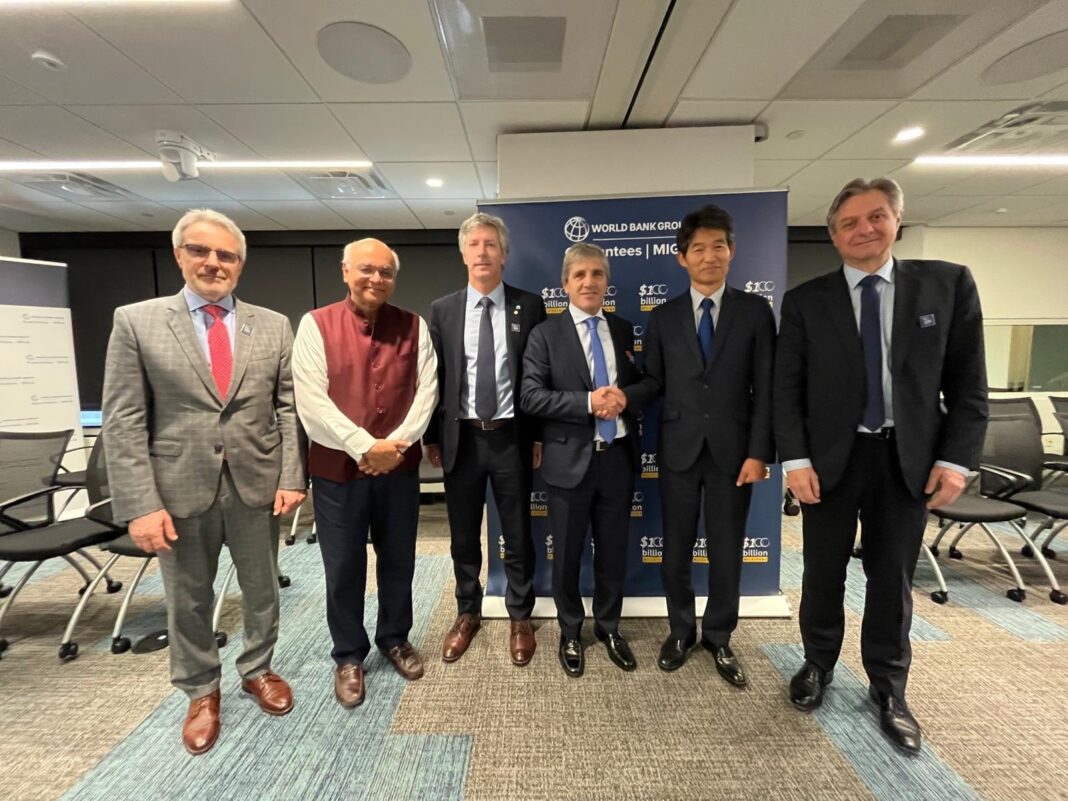 El ministro de Economía Luis Caputo durante una reunión con representantes del Banco Mundial en Washington.