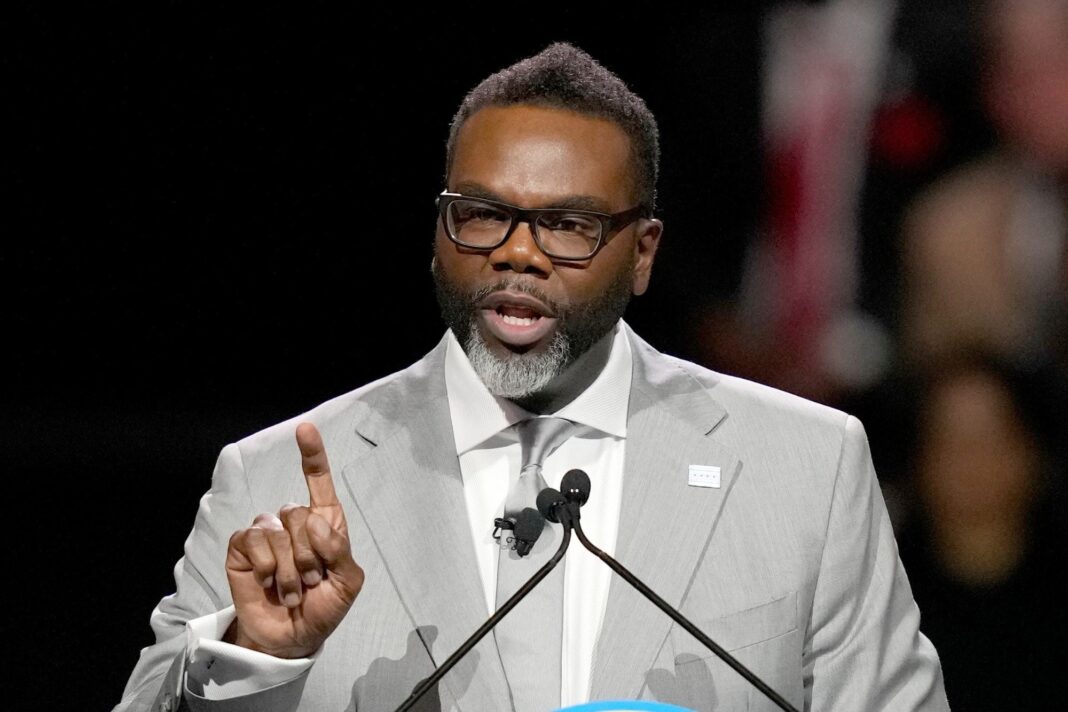 Alcalde Brandon Johnson y funcionarios en el anuncio del inicio de obras del centro industrial Western Works en Chicago.