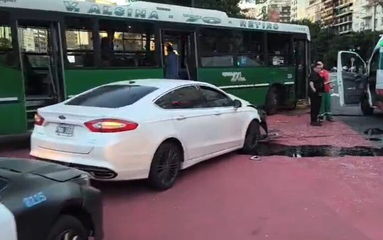 Vista del cruce de las avenidas 9 de Julio y Santa Fe en Buenos Aires, con presencia de vehículos de emergencia.