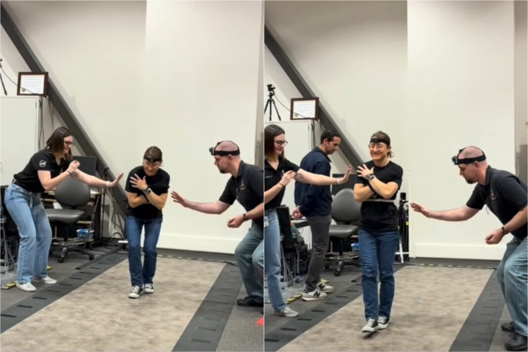 Christina Koch, astronauta de la NASA, realizando ejercicios de rehabilitación tras su regreso de la misión Artemis II.