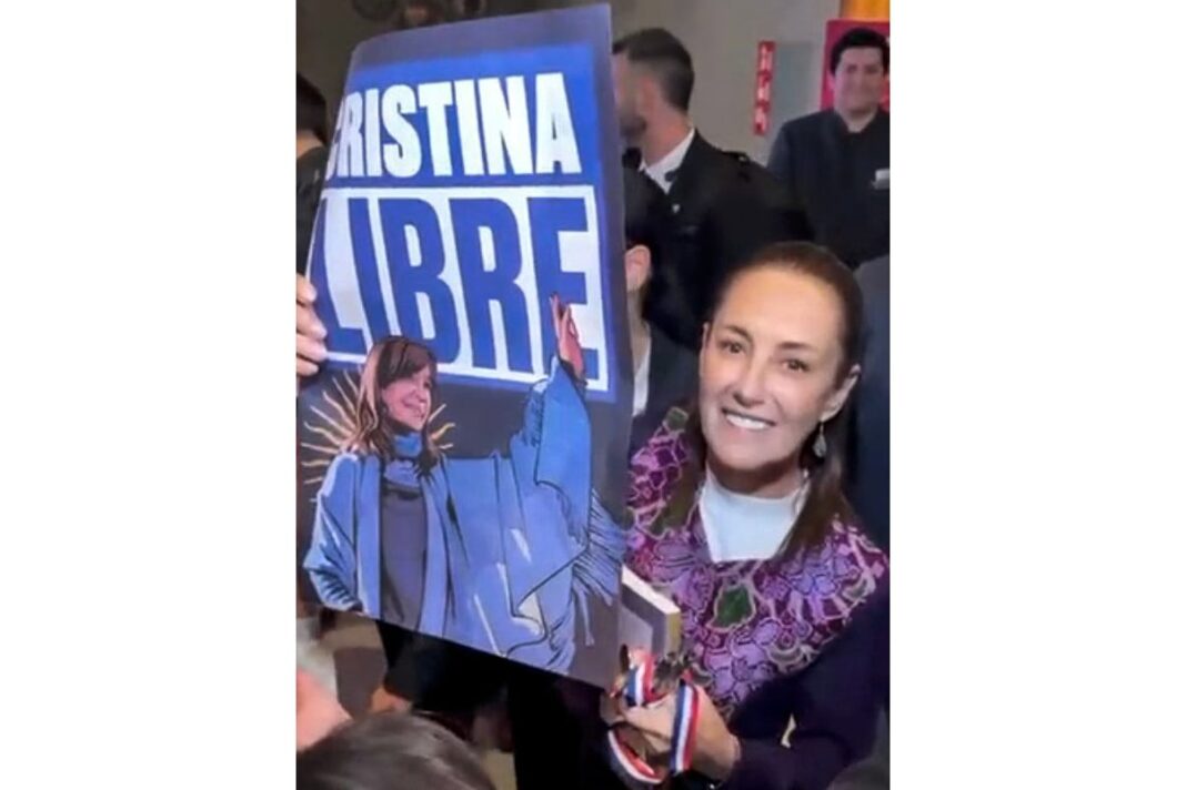 Claudia Sheinbaum, presidenta de México, sostiene un cartel de 'Cristina Libre' en un evento en Barcelona.