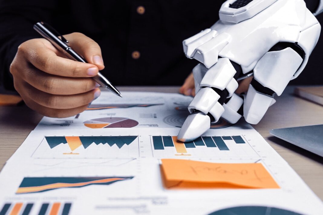 Persona escribiendo un prompt en una computadora para interactuar con la inteligencia artificial ChatGPT.