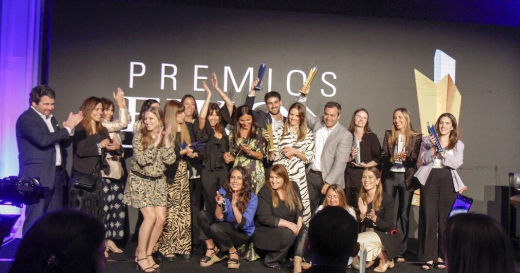 Jóvenes usando teléfonos móviles en un contexto cotidiano