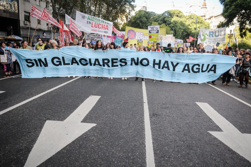 Personas con antorchas en una marcha nocturna por glaciares y universidades