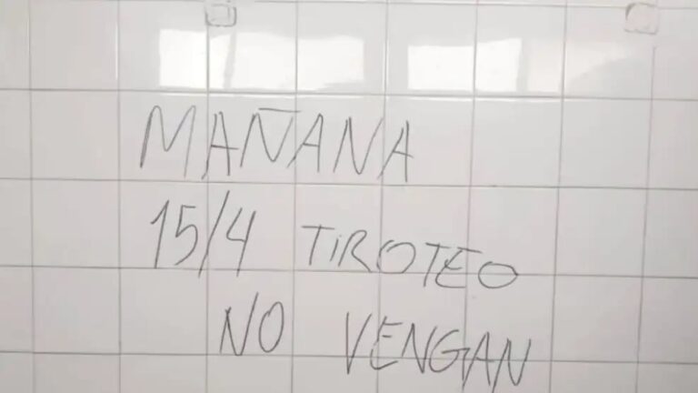 Autoridades de seguridad en conferencia de prensa anunciando medidas sobre falsas amenazas en escuelas de Córdoba