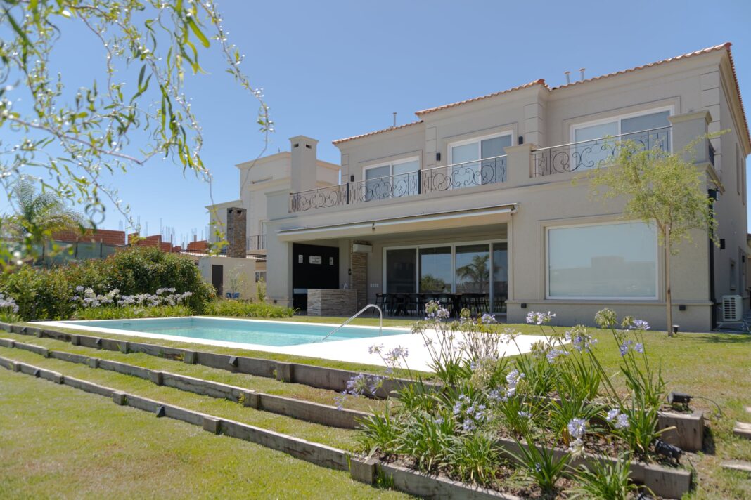 Vista aérea de un barrio cerrado o country con casas, calles y espacios verdes.