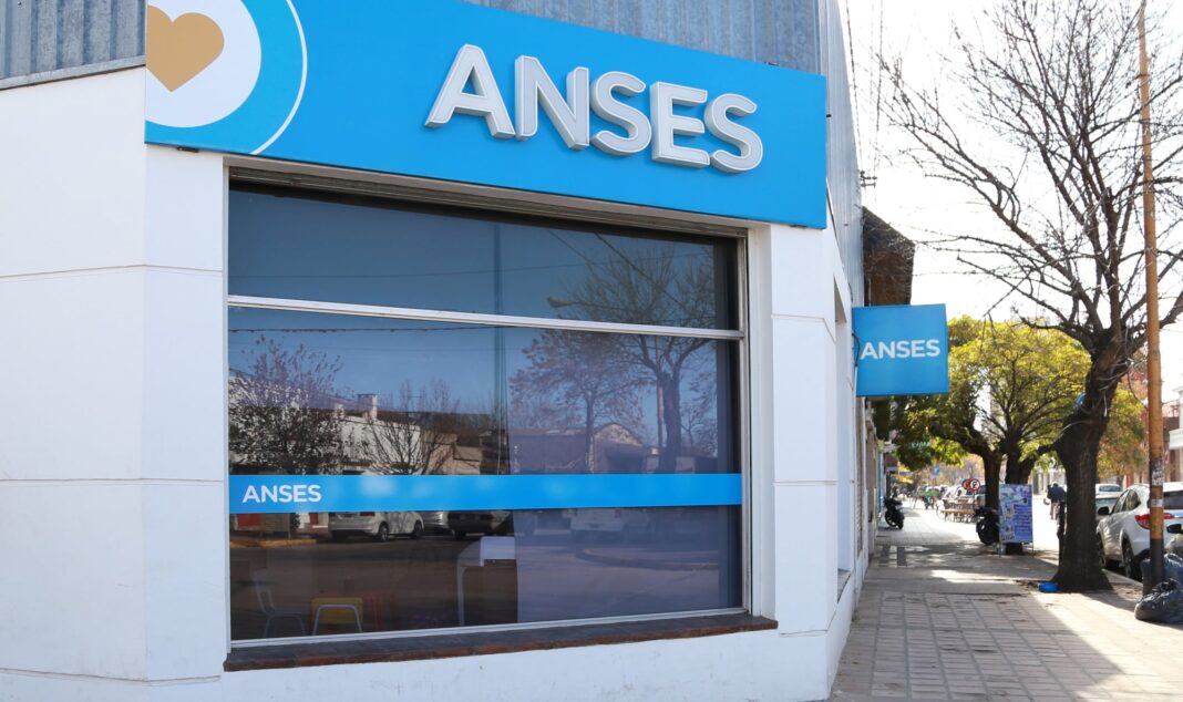 Logo de Anses y calendario de pagos de abril