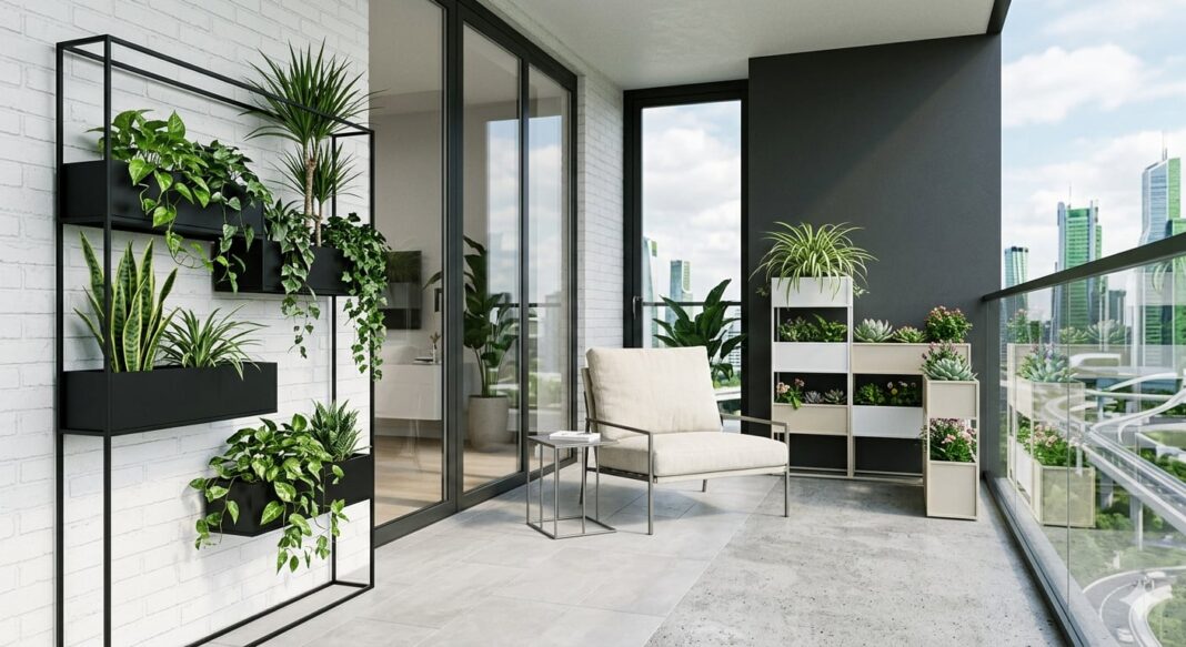 Balcón cerrado con carpintería de aluminio y vidrio, ideal para invierno