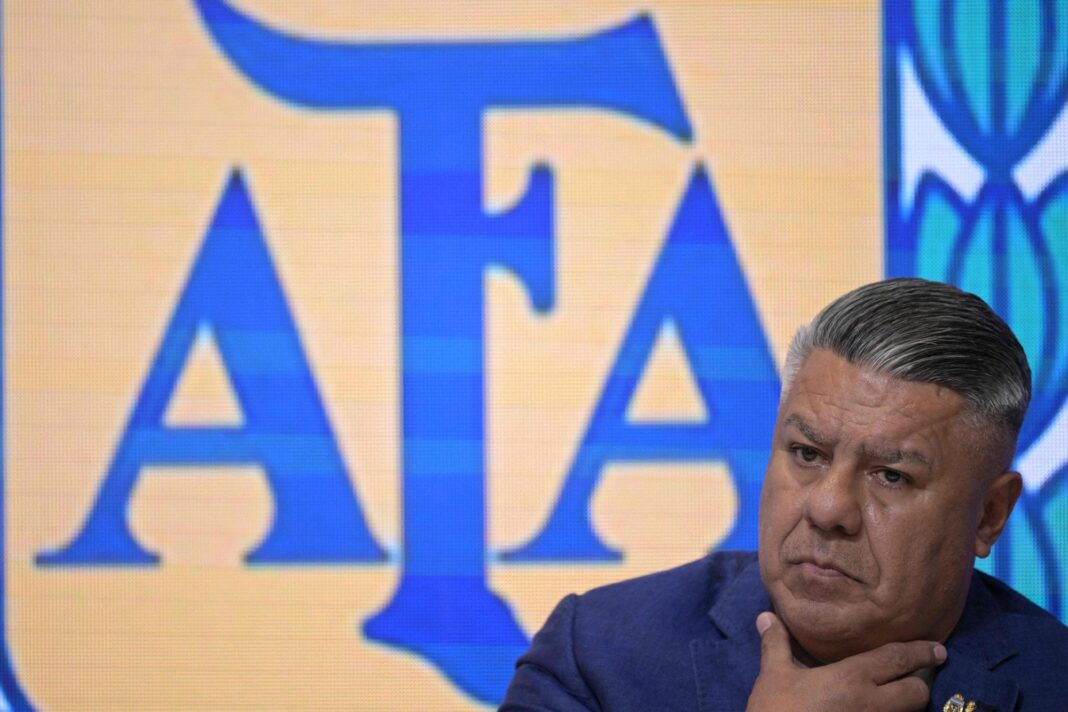 Árbitro sosteniendo un silbato en un estadio de fútbol argentino