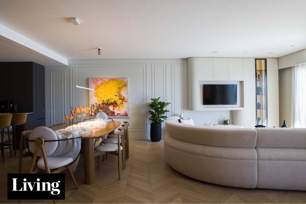 Vista del living comedor de un departamento con decoración clásica y moderna, diseñado para una familia musical.