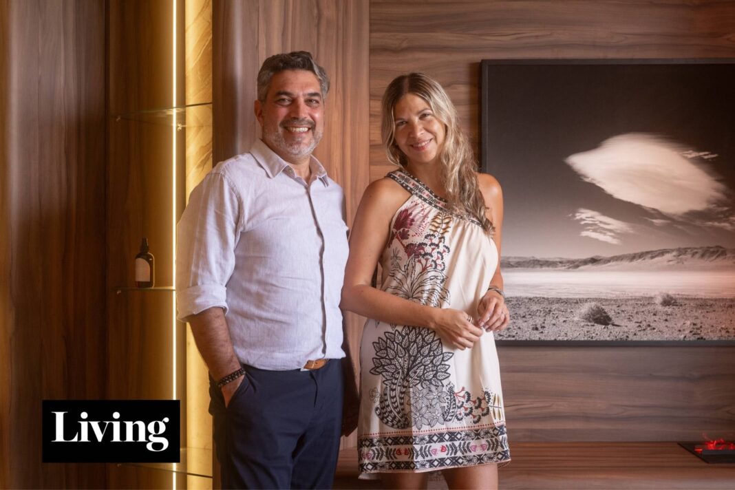 Interior moderno de un departamento con cocina integrada, muebles de madera clara y detalles de diseño inspirados en la náutica.