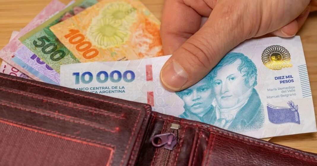Persona mayor haciendo compras en un supermercado con carrito lleno.